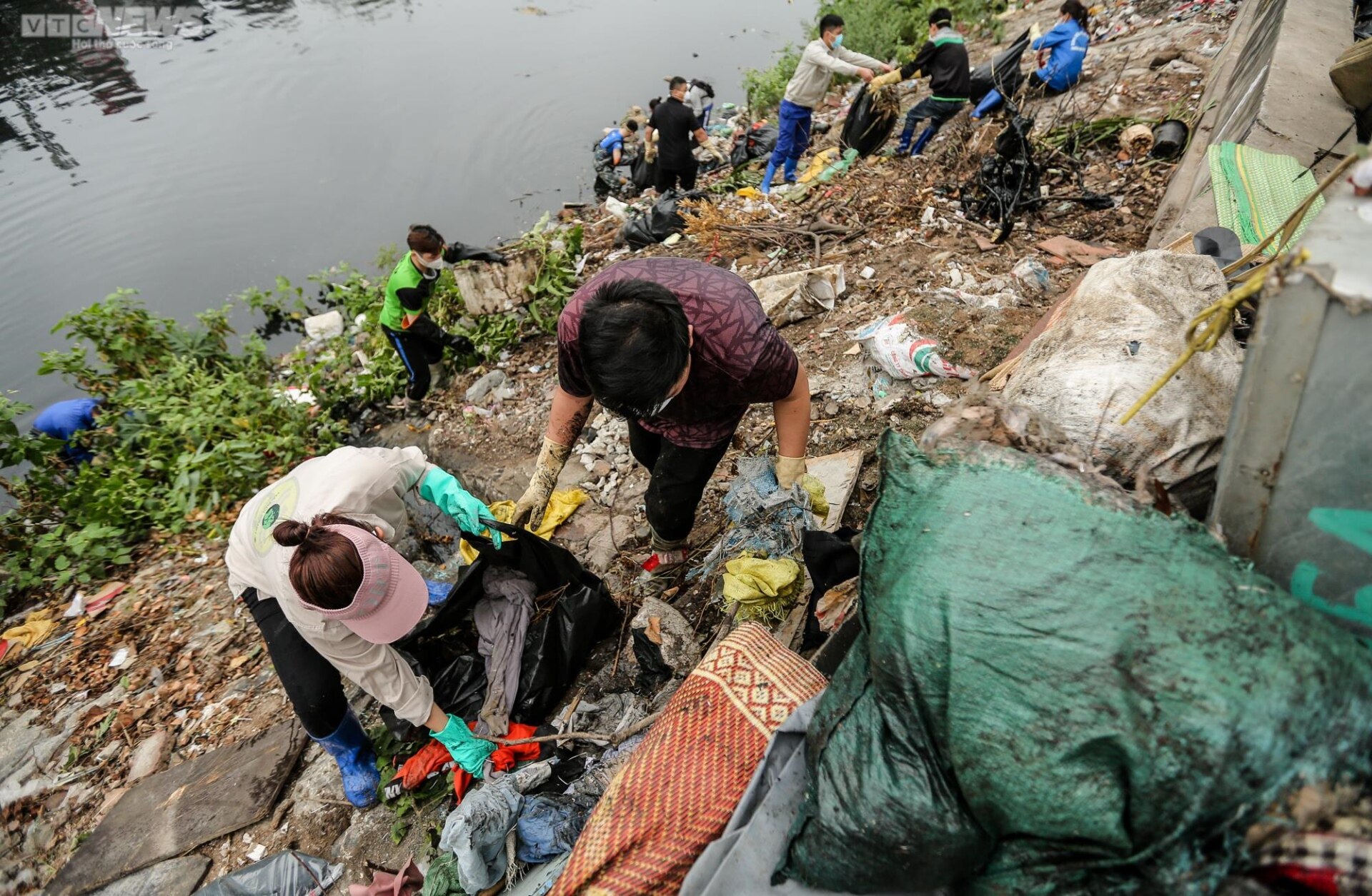 Ngâm mình dưới sông vớt rác, nhóm bạn trẻ mong hồi sinh những dòng nước 'chết' - Ảnh 16.