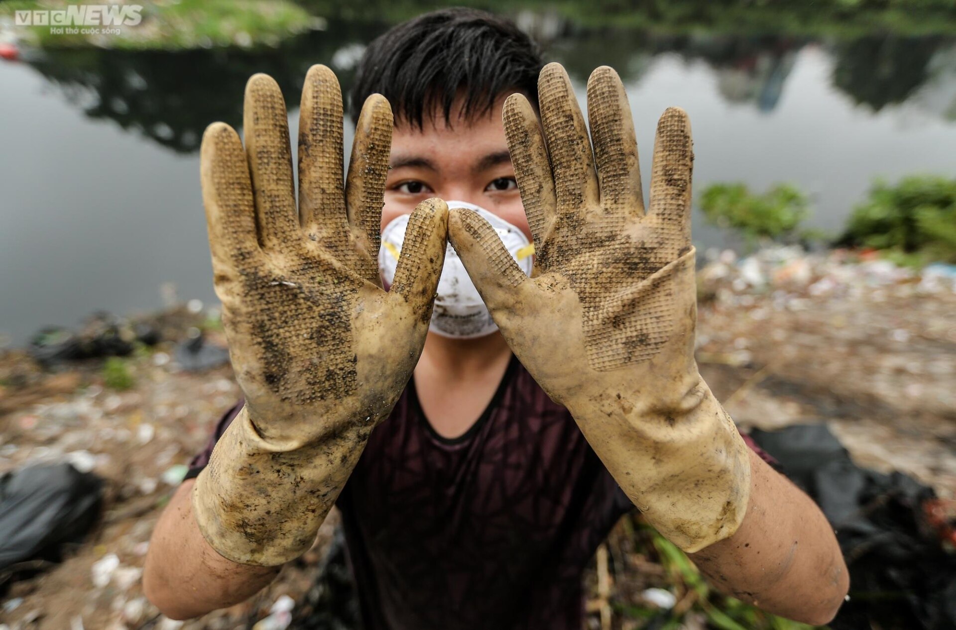 Ngâm mình dưới sông vớt rác, nhóm bạn trẻ mong hồi sinh những dòng nước 'chết' - Ảnh 19.