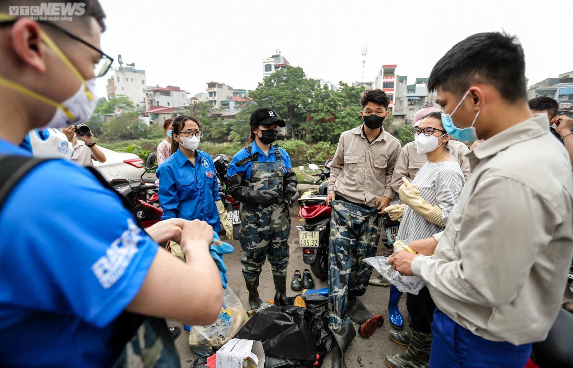 Ngâm mình dưới sông vớt rác, nhóm bạn trẻ mong hồi sinh những dòng nước 'chết' - Ảnh 1.