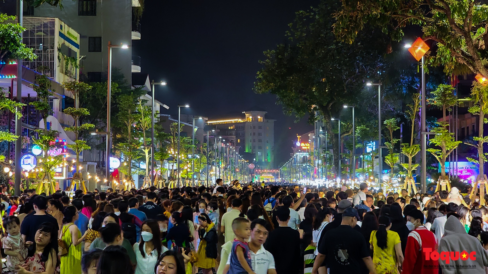 Hàng nghìn người chen chân trong đêm khai trương tuyến phố đi bộ thứ 3 của TP Huế - Ảnh 5.