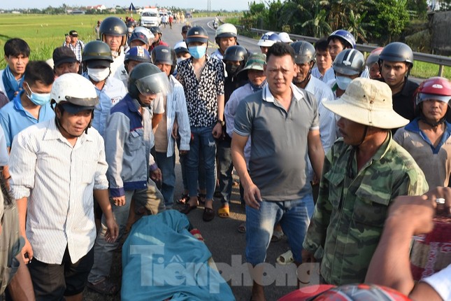 Nạn nhân thoát chết kể lại giây phút kinh hoàng khi xe khách mất lái lao xuống ruộng - Ảnh 4.