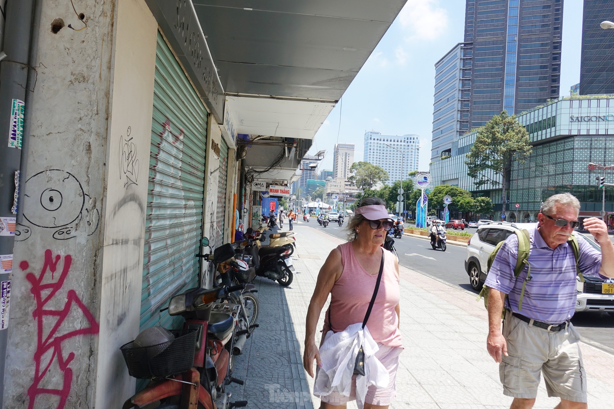 Nắng rát mặt tại đoạn đường được đề xuất lắp mái che hàng chục tỷ đồng ở TPHCM - Ảnh 11. Nắng rát mặt tại đoạn đường được đề xuất lắp mái che hàng chục tỷ đồng ở TPHCM - Ảnh 11.