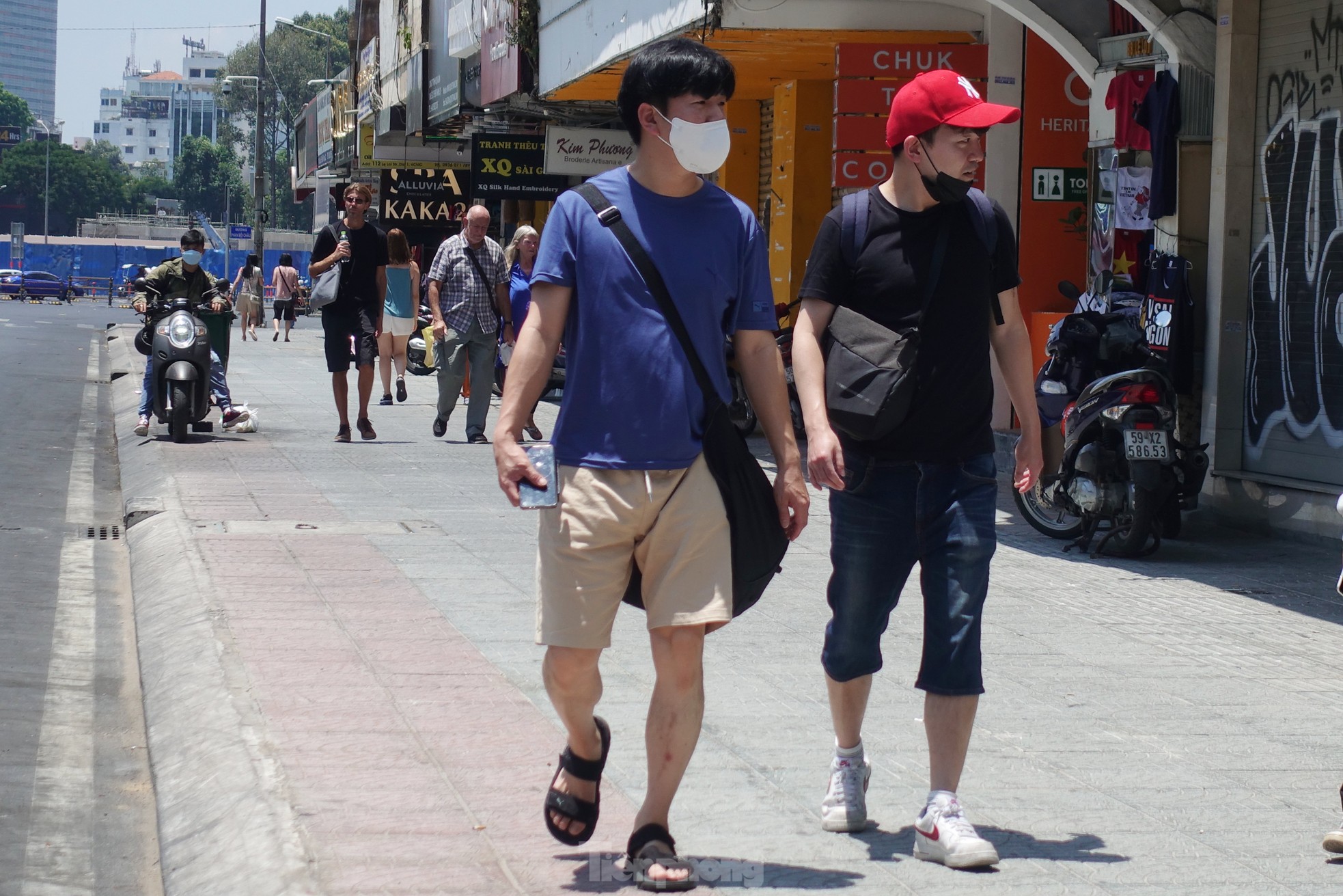Nắng rát mặt tại đoạn đường được đề xuất lắp mái che hàng chục tỷ đồng ở TPHCM - Ảnh 13. Nắng rát mặt tại đoạn đường được đề xuất lắp mái che hàng chục tỷ đồng ở TPHCM - Ảnh 13.