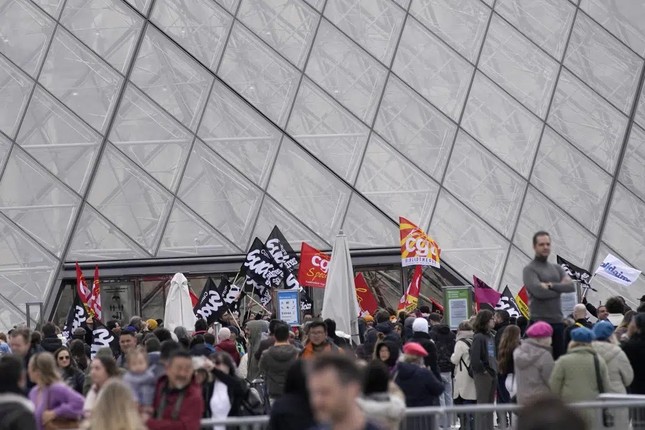 Pháp: Người biểu tình chặn lối vào Bảo tàng Louvre - Ảnh 2.
