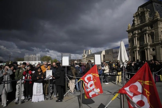 Pháp: Người biểu tình chặn lối vào Bảo tàng Louvre - Ảnh 4.