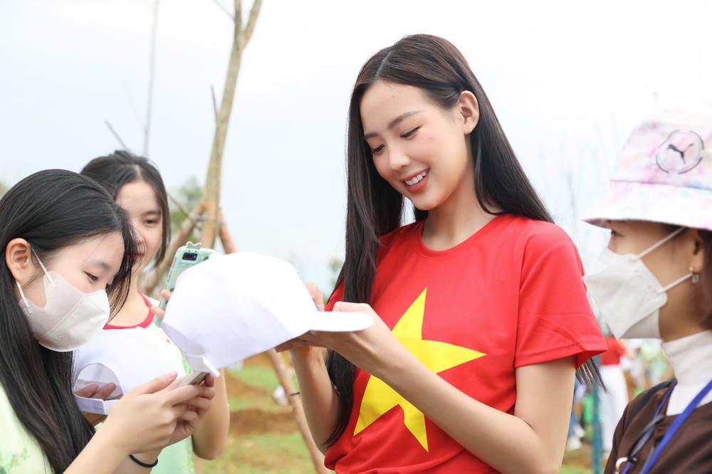 Nàng hậu Việt cao 1m86 làm diễn giả tại trường Đại học mà Obama từng diễn thuyết - Ảnh 1. Nàng hậu Việt cao 1m86 làm diễn giả tại trường Đại học mà Obama từng diễn thuyết - Ảnh 1.