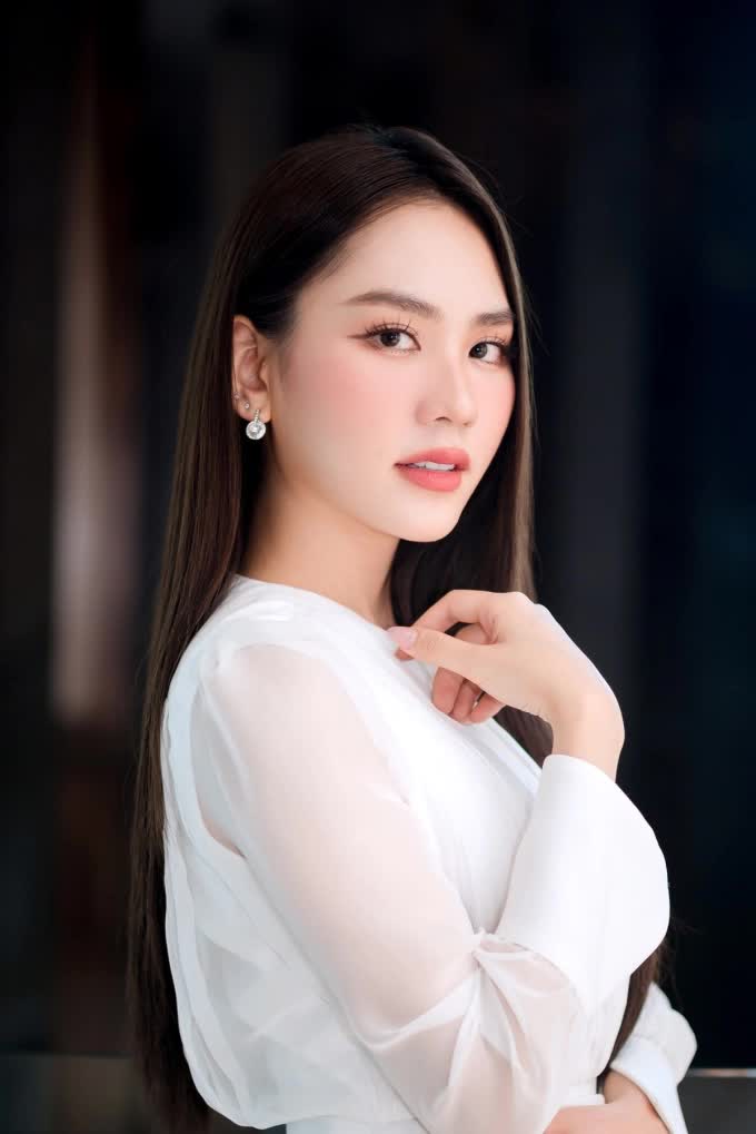 Lộ diện với gương mặt khác lạ, Hoa hậu Mai Phương vướng nghi vấn dao kéo - Ảnh 4. Lộ diện với gương mặt khác lạ, Hoa hậu Mai Phương vướng nghi vấn dao kéo - Ảnh 4.