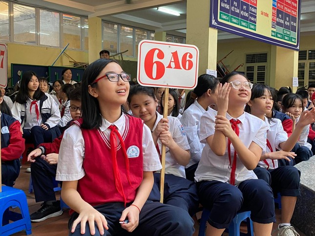 Hà Nội tăng hơn 38.000 học sinh lớp 6: Loay hoay giãn sĩ số lớp học - Ảnh 1.