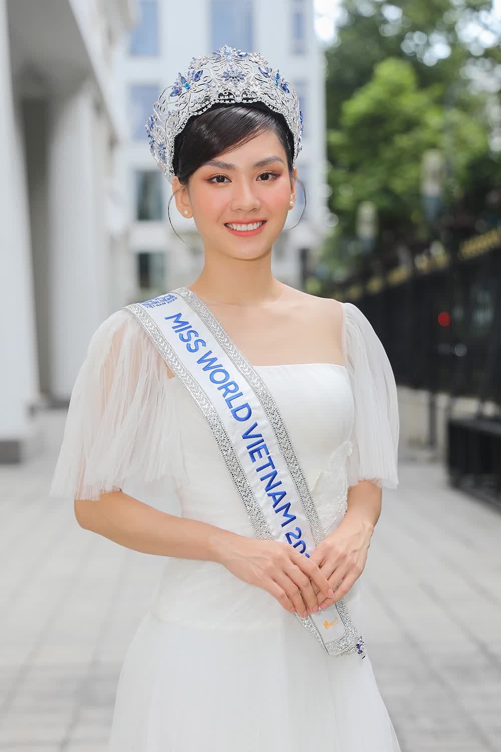 Lộ diện với gương mặt khác lạ, Hoa hậu Mai Phương vướng nghi vấn dao kéo - Ảnh 5. Lộ diện với gương mặt khác lạ, Hoa hậu Mai Phương vướng nghi vấn dao kéo - Ảnh 5.