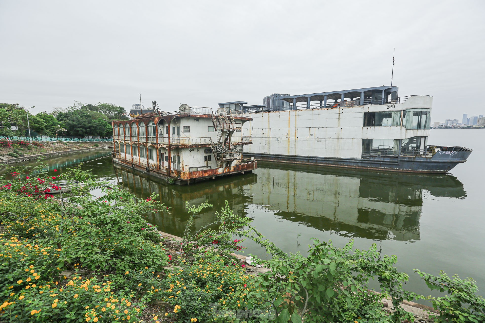 Cận cảnh 4 'tàu ma' cuối cùng còn sót lại ở Hồ Tây - Ảnh 5.