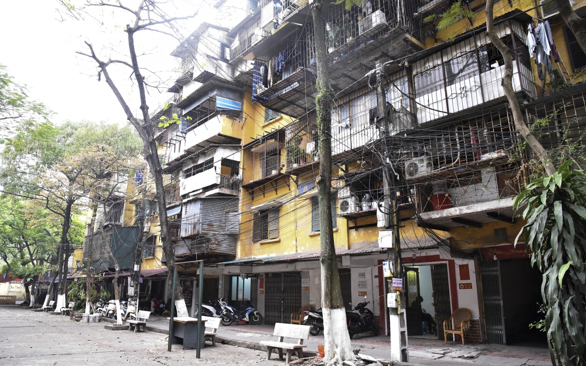 Khu tập thể 5 tầng ở Hà Nội xuống cấp trầm trọng, nguy cơ cháy nổ cao - Ảnh 1.