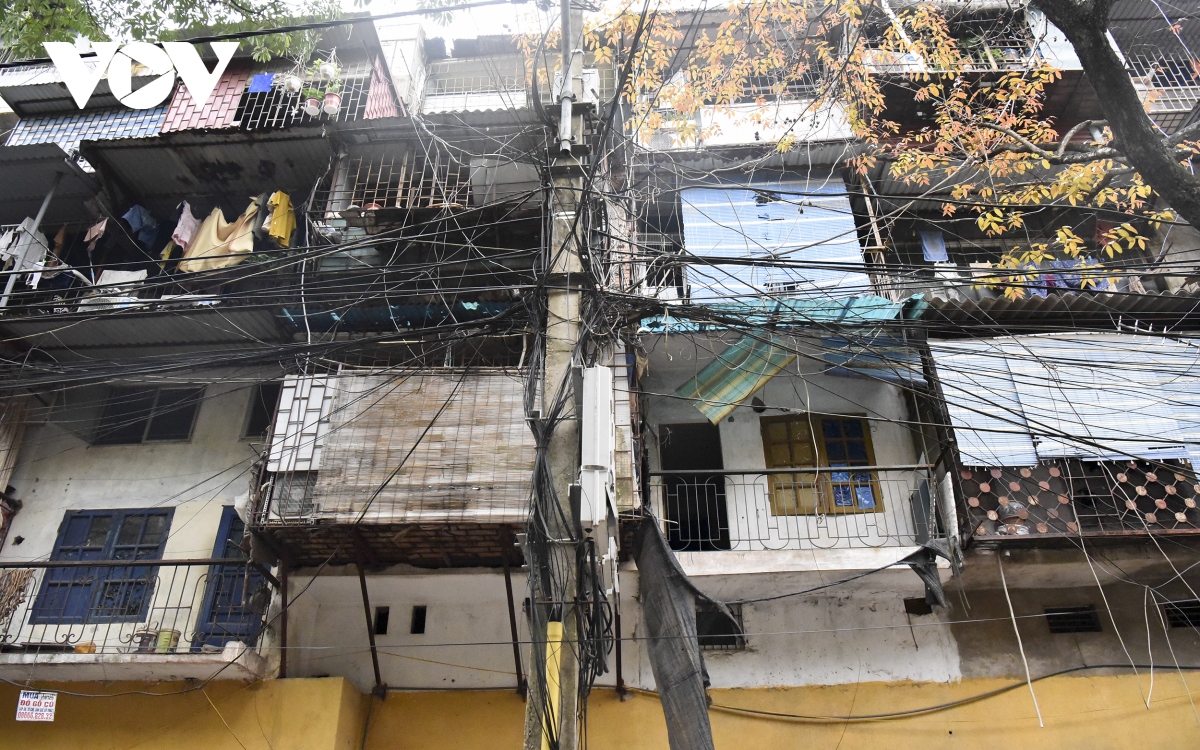 Khu tập thể 5 tầng ở Hà Nội xuống cấp trầm trọng, nguy cơ cháy nổ cao - Ảnh 14.
