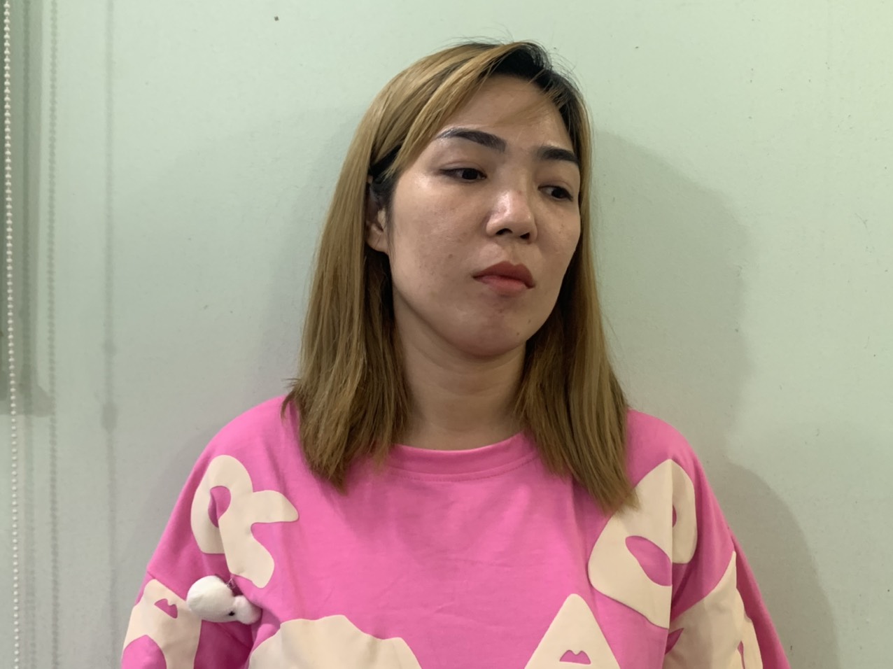 Tạm giữ 3 người phụ nữ trong vụ lột đồ, cắt tóc 1 cô gái ngay giữa đường - Ảnh 1. Tạm giữ 3 người phụ nữ trong vụ lột đồ, cắt tóc 1 cô gái ngay giữa đường - Ảnh 1.