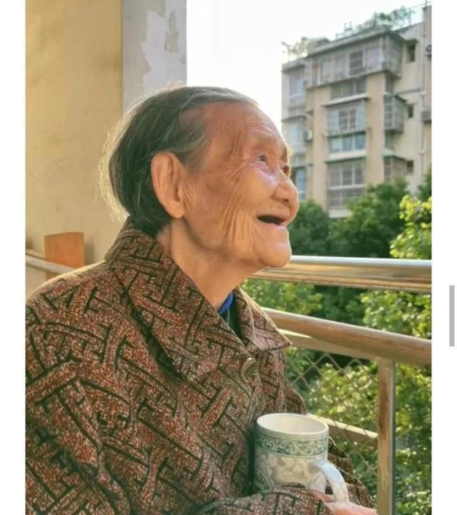 Cuộc sống tối giản của cụ bà 94 tuổi khiến nhiều bạn trẻ hâm mộ: Thì ra hạnh phúc lại đơn giản đến thế! - Ảnh 1.