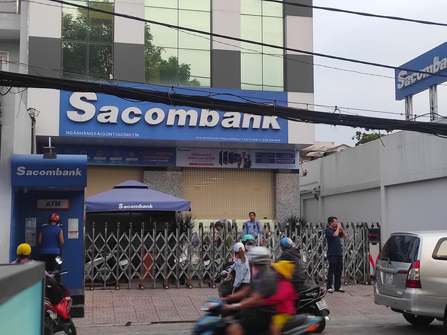 Nam thanh niên cầm vật giống súng xông vào ngân hàng ở TPHCM - Ảnh 2. Nam thanh niên cầm vật giống súng xông vào ngân hàng ở TPHCM - Ảnh 2.