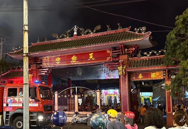 Ch&aacute;y dữ dội trong khu&ocirc;n vi&ecirc;n miếu B&agrave; Thi&ecirc;n Hậu - Ảnh 2.