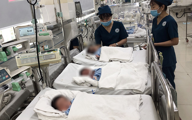 Bệnh viện Nhi đồng Đồng Nai tiếp nhận 3 trẻ sơ sinh bị bỏ rơi - Ảnh 1.