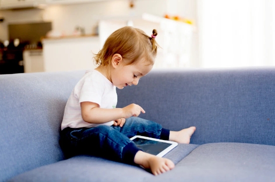 D&ugrave;ng nhiều điện thoại, ipad mỗi ng&agrave;y, trẻ c&oacute; nguy cơ rối loạn ng&ocirc;n ngữ, giọng n&oacute;i - Ảnh 1.