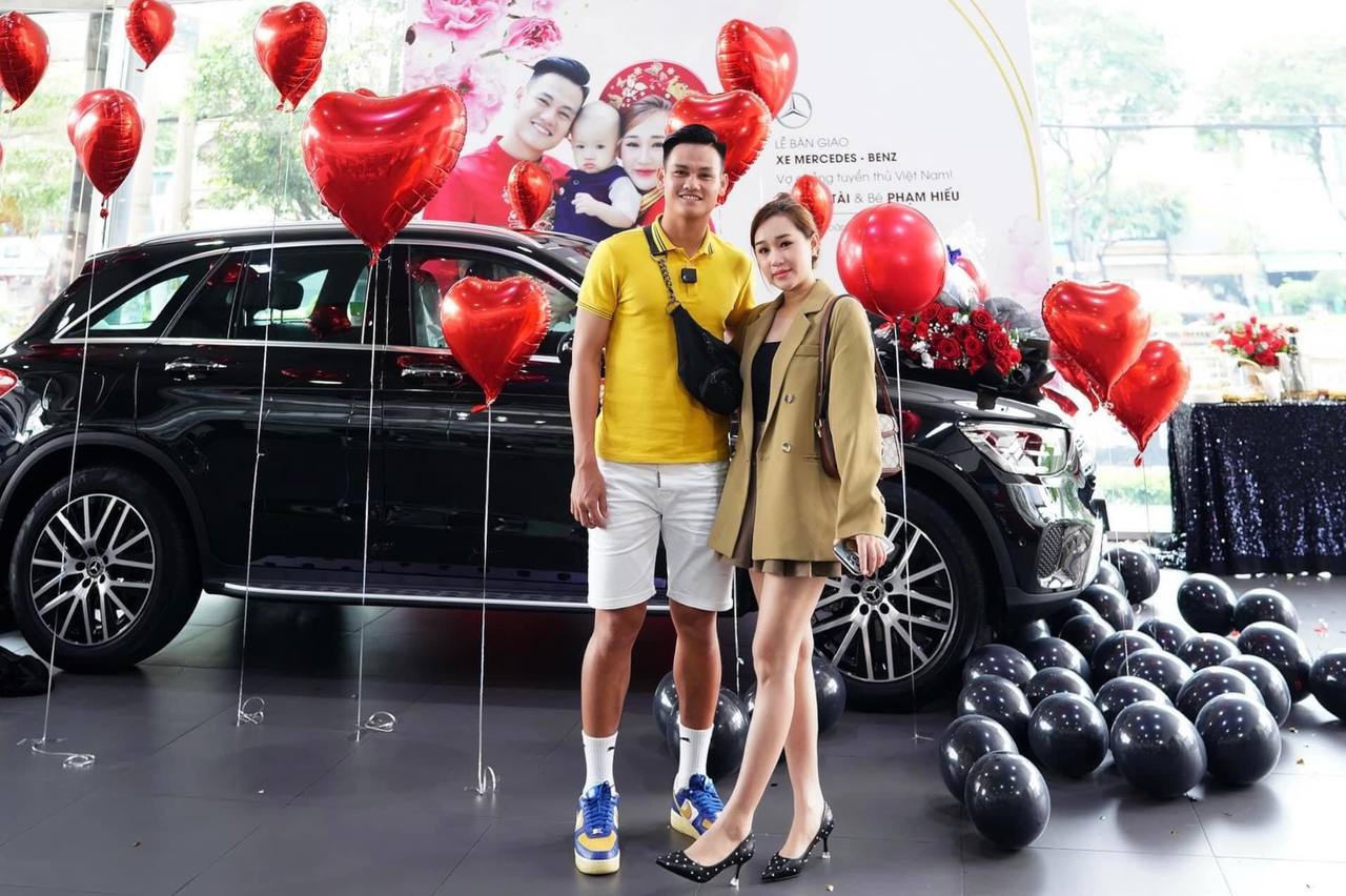 Cô gái Bình Định xinh như hoa lấy chân sút nổi tiếng, cưới xong chồng tặng xe hơi hơn 2 tỷ, dính “phốt” không đáng có - Ảnh 5.