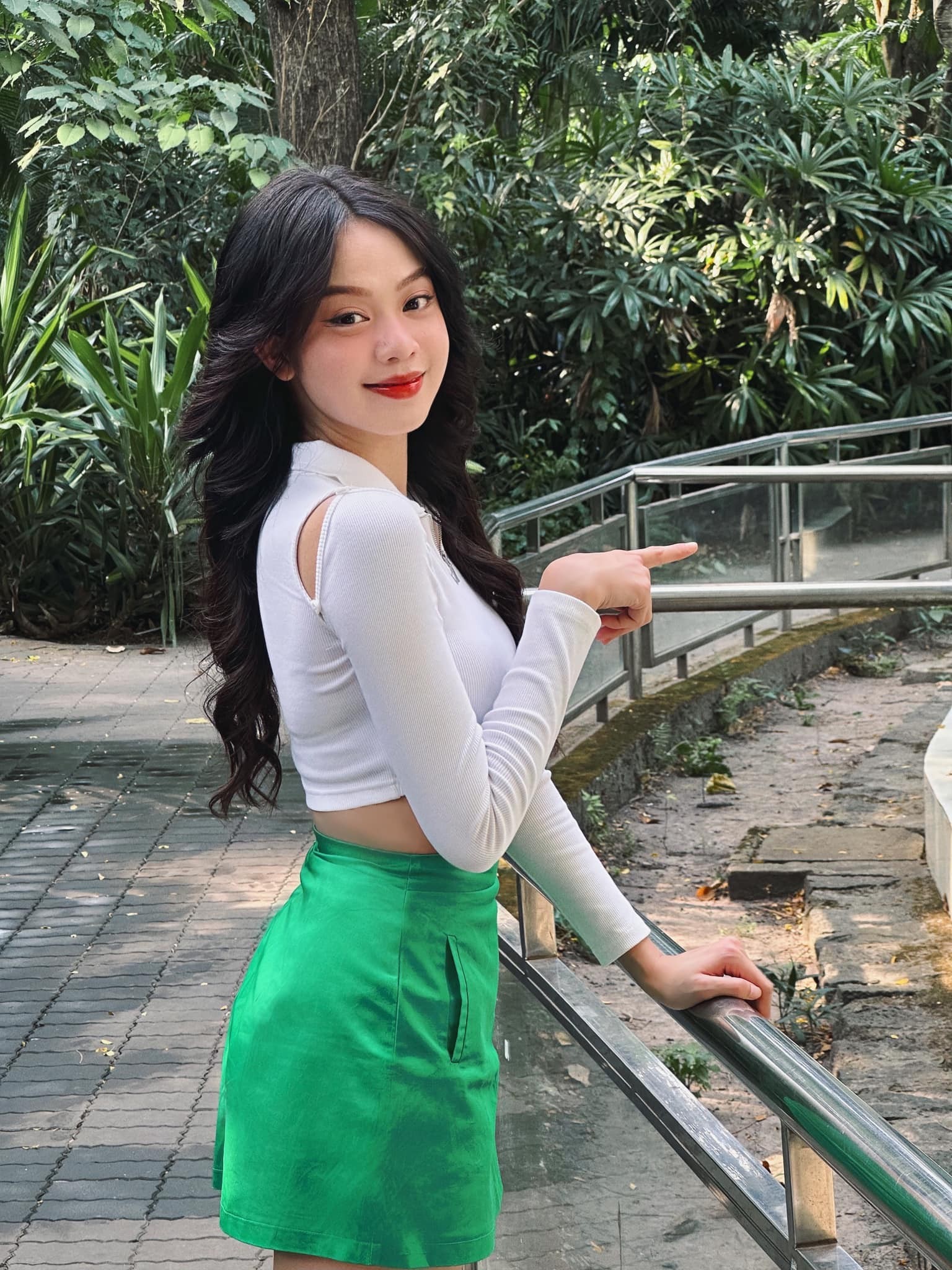 Hoa hậu Thanh Thủy, Á hậu Thùy Linh mặc gợi cảm sau 3 tháng đăng quang - Ảnh 18.