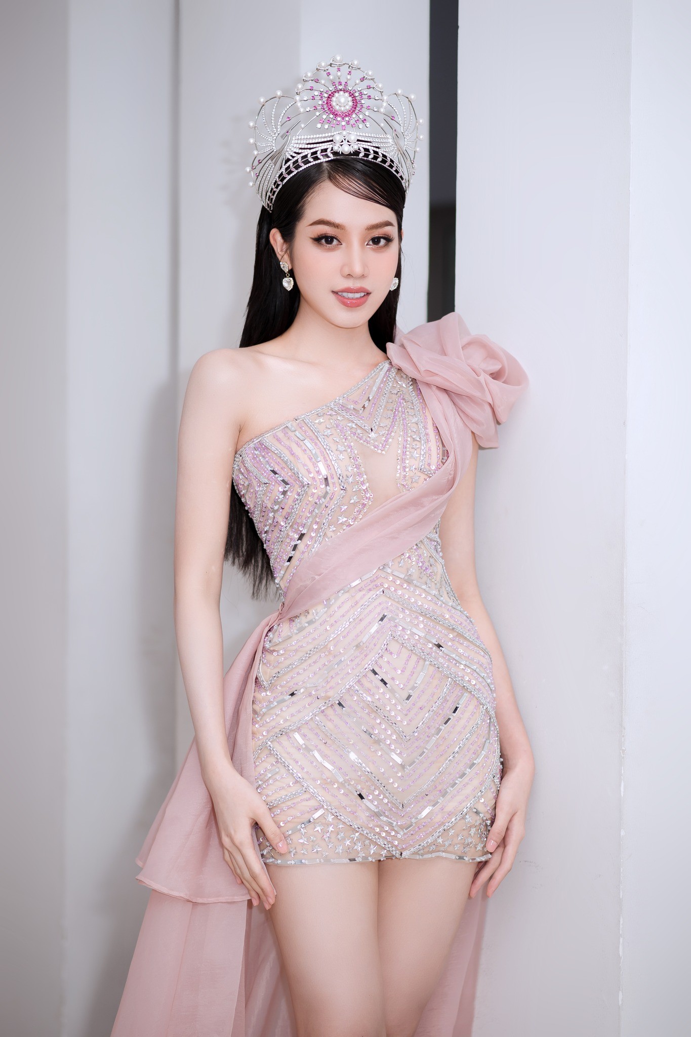 Hoa hậu Thanh Thủy, Á hậu Thùy Linh mặc gợi cảm sau 3 tháng đăng quang - Ảnh 13.