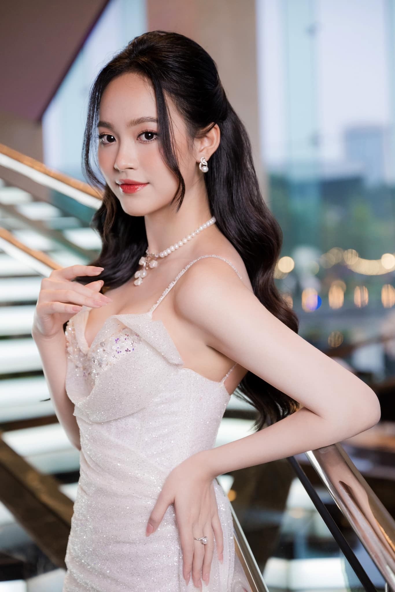 Hoa hậu Thanh Thủy, Á hậu Thùy Linh mặc gợi cảm sau 3 tháng đăng quang - Ảnh 23.