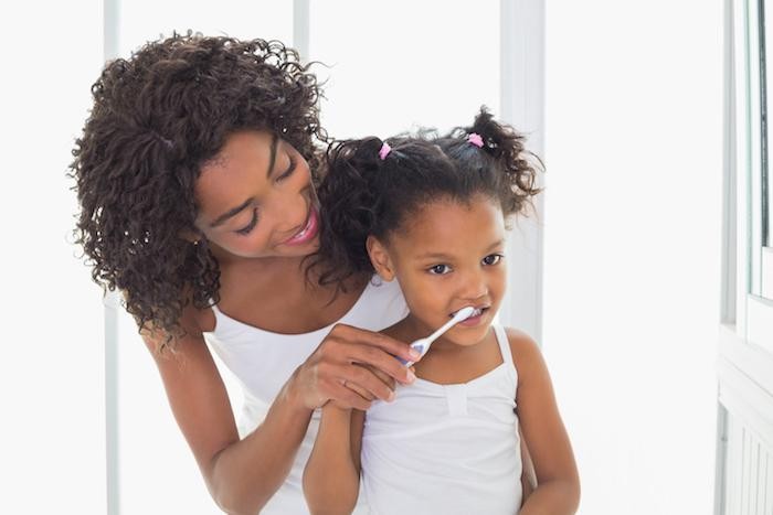 Mách mẹ 5 cách vệ sinh răng miệng cho bé cực đơn giản - Ảnh 2.