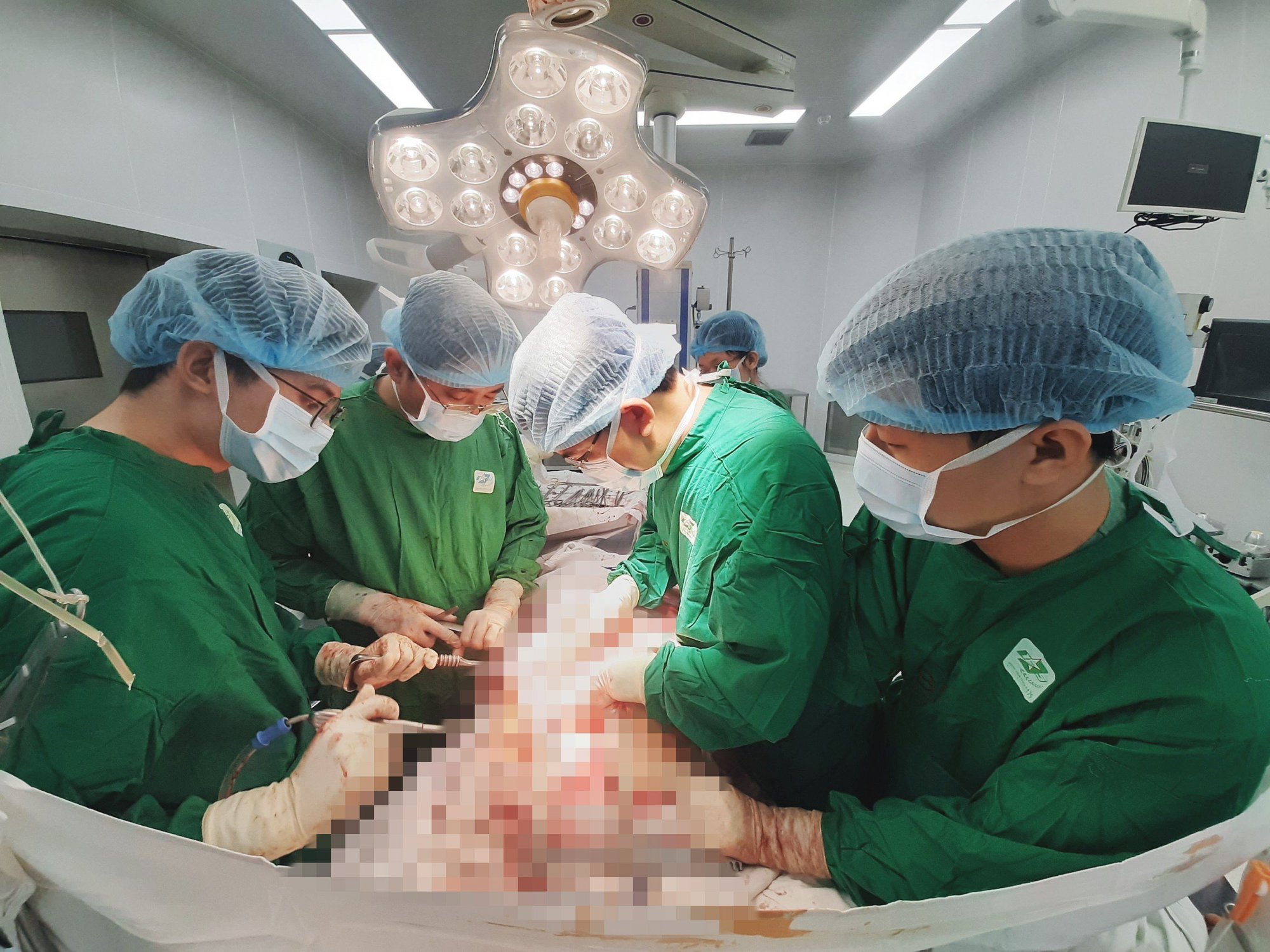 Cứu sống ngoạn mục bệnh nhân đa chấn thương bụng do bị dao đâm ở TPHCM - Ảnh 1.