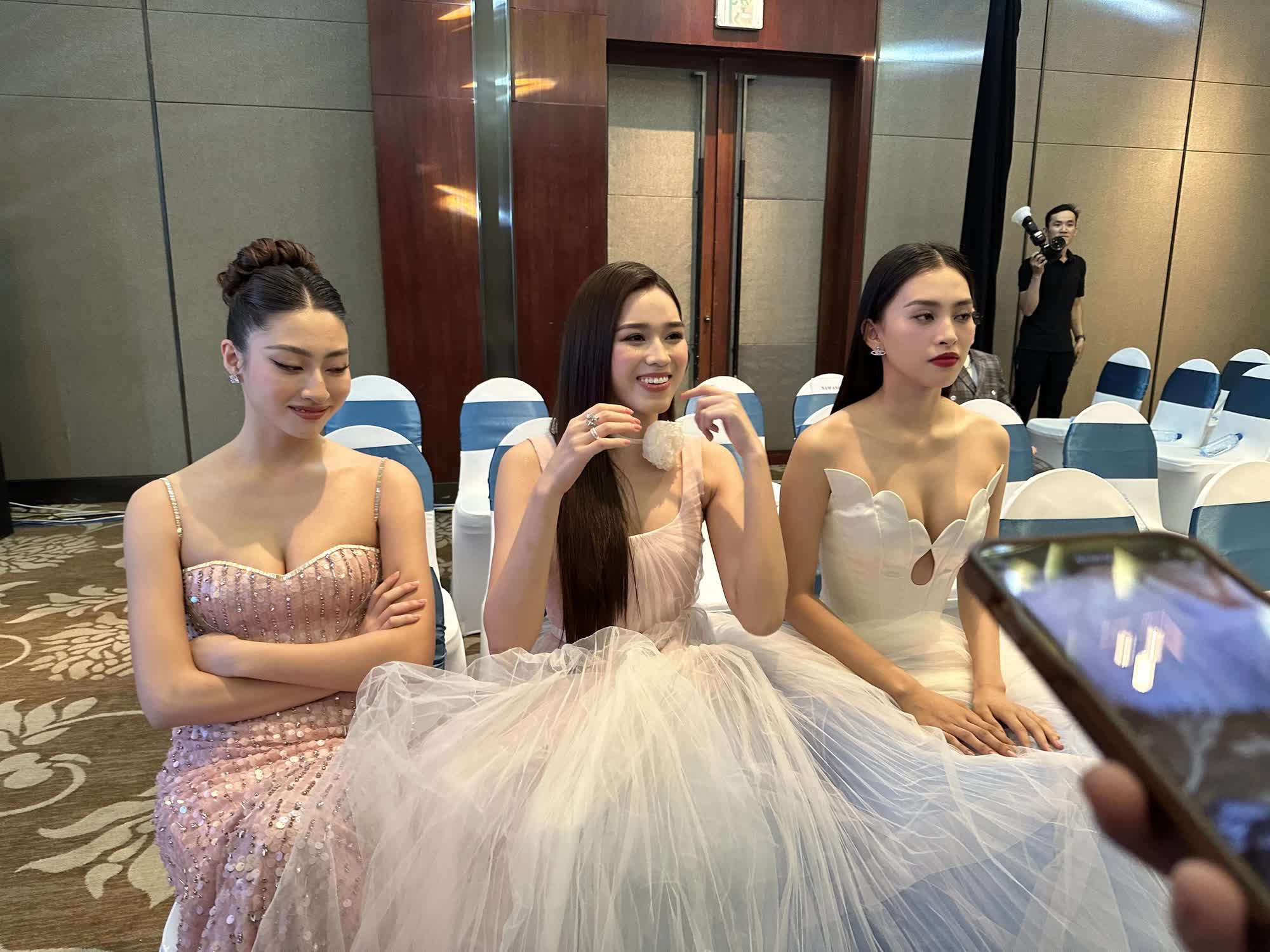 3 nàng hậu Lương Thuỳ Linh - Đỗ Hà - Tiểu Vy chung khung hình, nhan sắc gây lụi tim vì toàn cực phẩm Vbiz - Ảnh 3. 3 nàng hậu Lương Thuỳ Linh - Đỗ Hà - Tiểu Vy chung khung hình, nhan sắc gây lụi tim vì toàn cực phẩm Vbiz - Ảnh 3.