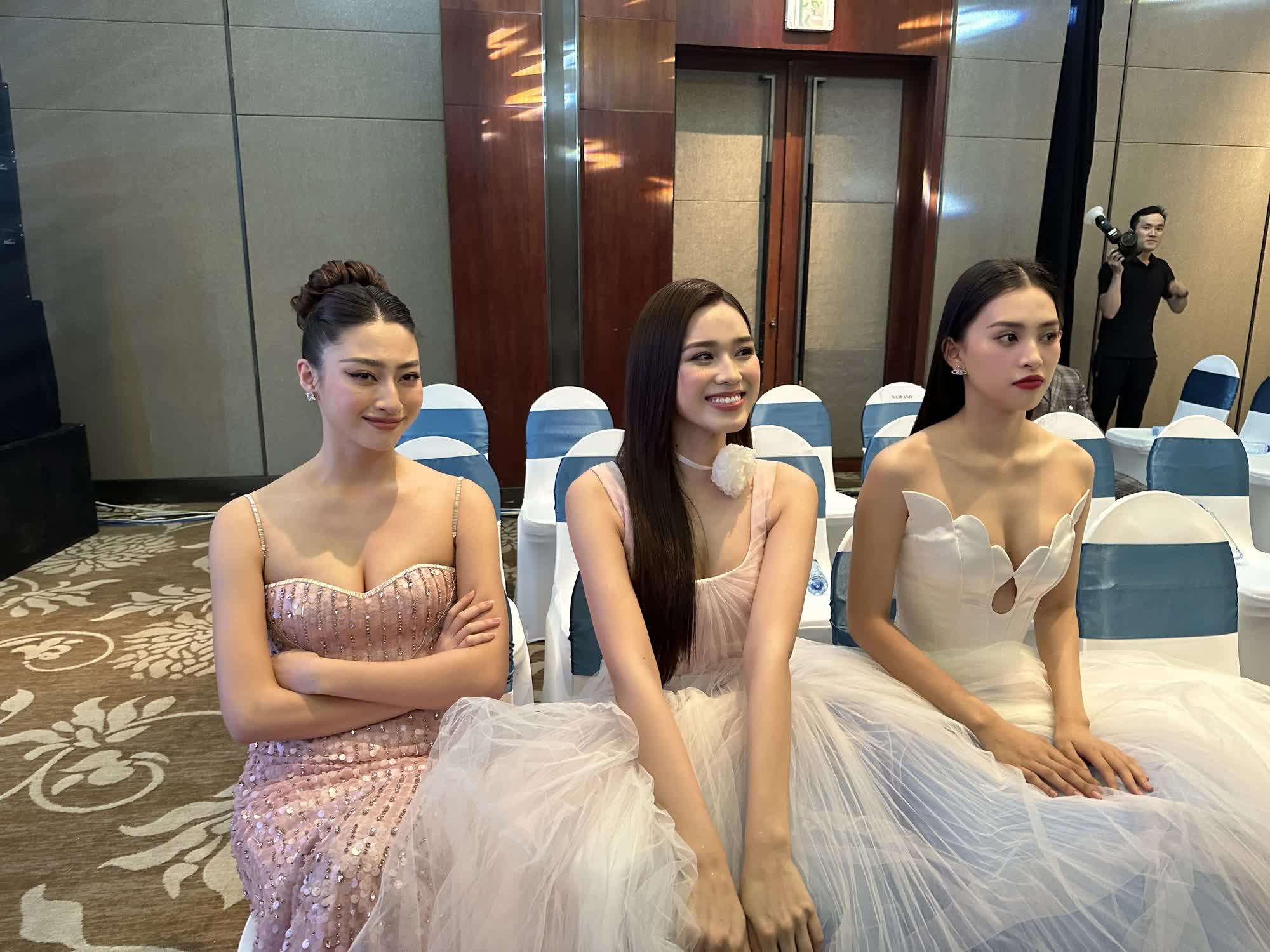 3 nàng hậu Lương Thuỳ Linh - Đỗ Hà - Tiểu Vy chung khung hình, nhan sắc gây lụi tim vì toàn cực phẩm Vbiz - Ảnh 2. 3 nàng hậu Lương Thuỳ Linh - Đỗ Hà - Tiểu Vy chung khung hình, nhan sắc gây lụi tim vì toàn cực phẩm Vbiz - Ảnh 2.