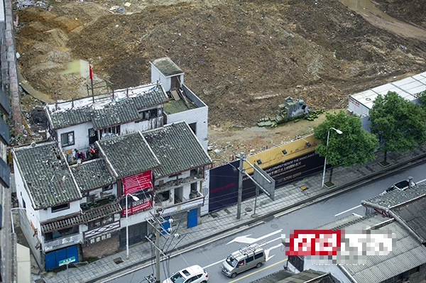 Ngôi nhà 80m2 siêu &quot;cứng đầu&quot; ở Trung Quốc: Gia chủ nghỉ việc, lắp hẳn 18 camera, nuôi 4 con chó để theo dõi, chỉ rời đi khi được bồi thường thỏa đáng - Ảnh 1.