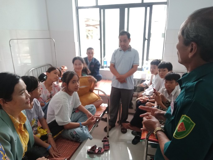 18 học sinh ở Quảng Nam nhập viện sau khi dùng trà sữa, trái cây lắc - Ảnh 1.