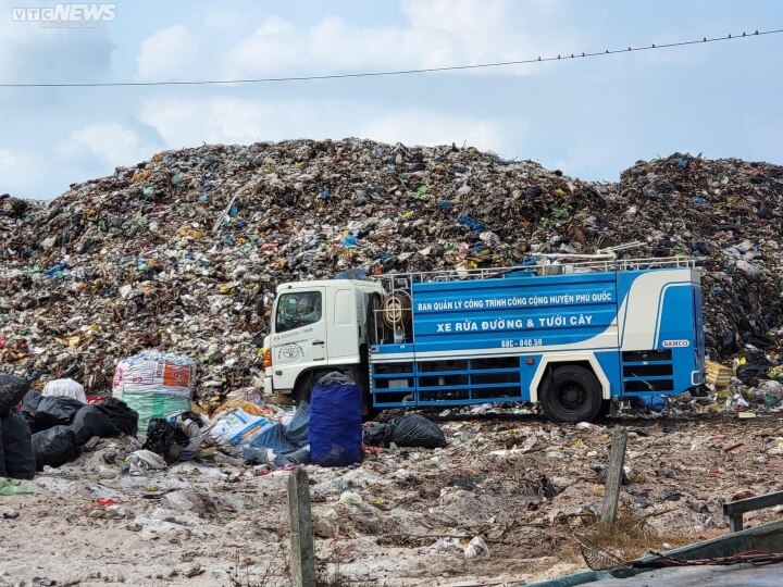 Núi rác giữa lòng đảo Ngọc Phú Quốc, mùi hôi thối bay xa cả vài km - Ảnh 3.