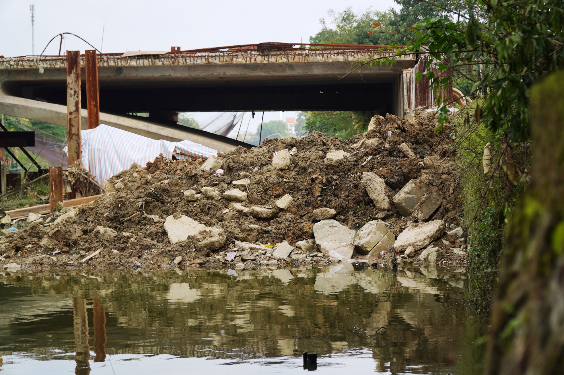 Cận cảnh cầu đường bộ hơn 100 tỷ tại Huế nhiều năm liền ‘mắc kẹt’ giữa sông - Ảnh 15.