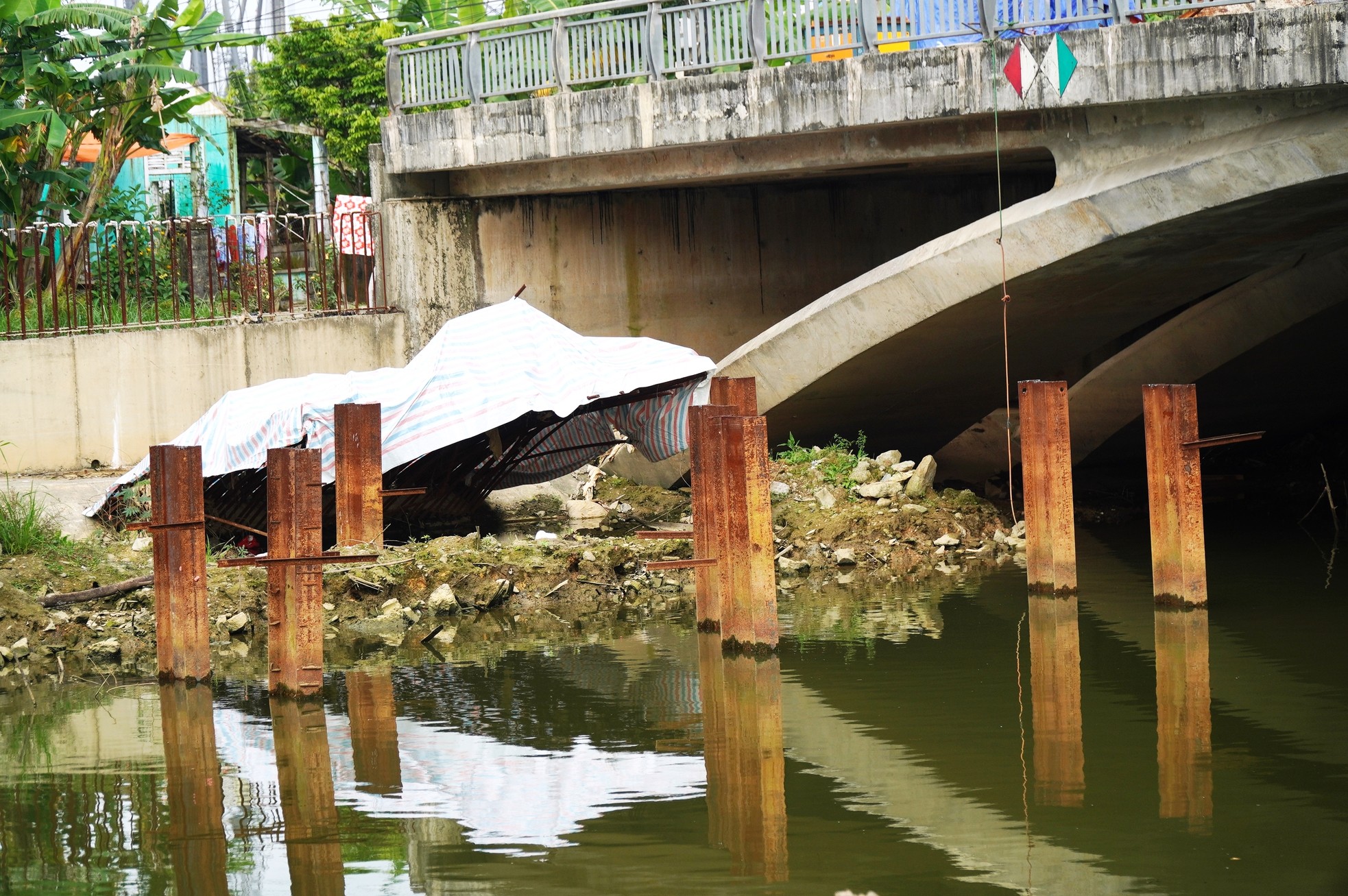 Cận cảnh cầu đường bộ hơn 100 tỷ tại Huế nhiều năm liền ‘mắc kẹt’ giữa sông - Ảnh 8.