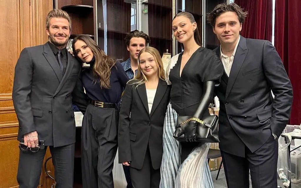 Show Victoria Beckham: Nicola Peltz xuất hiện hậu drama mẹ chồng - nàng dâu, visual Harper thay đổi khác lạ