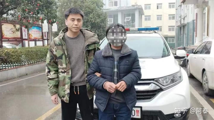 Chỉ vì vụ cướp vỏn vẹn nửa triệu đồng, người đàn ông trốn chui trốn lủi suốt 14 năm trong hang núi, cách xa thế giới loài người và cái kết bất ngờ - Ảnh 3. Chỉ vì vụ cướp vỏn vẹn nửa triệu đồng, người đàn ông trốn chui trốn lủi suốt 14 năm trong hang núi, cách xa thế giới loài người và cái kết bất ngờ - Ảnh 3.