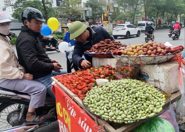 Hà Nội: Hoa quả đặc sản tưởng rẻ hóa đắt, loại đắt giá lại rẻ không tưởng - Ảnh 8.