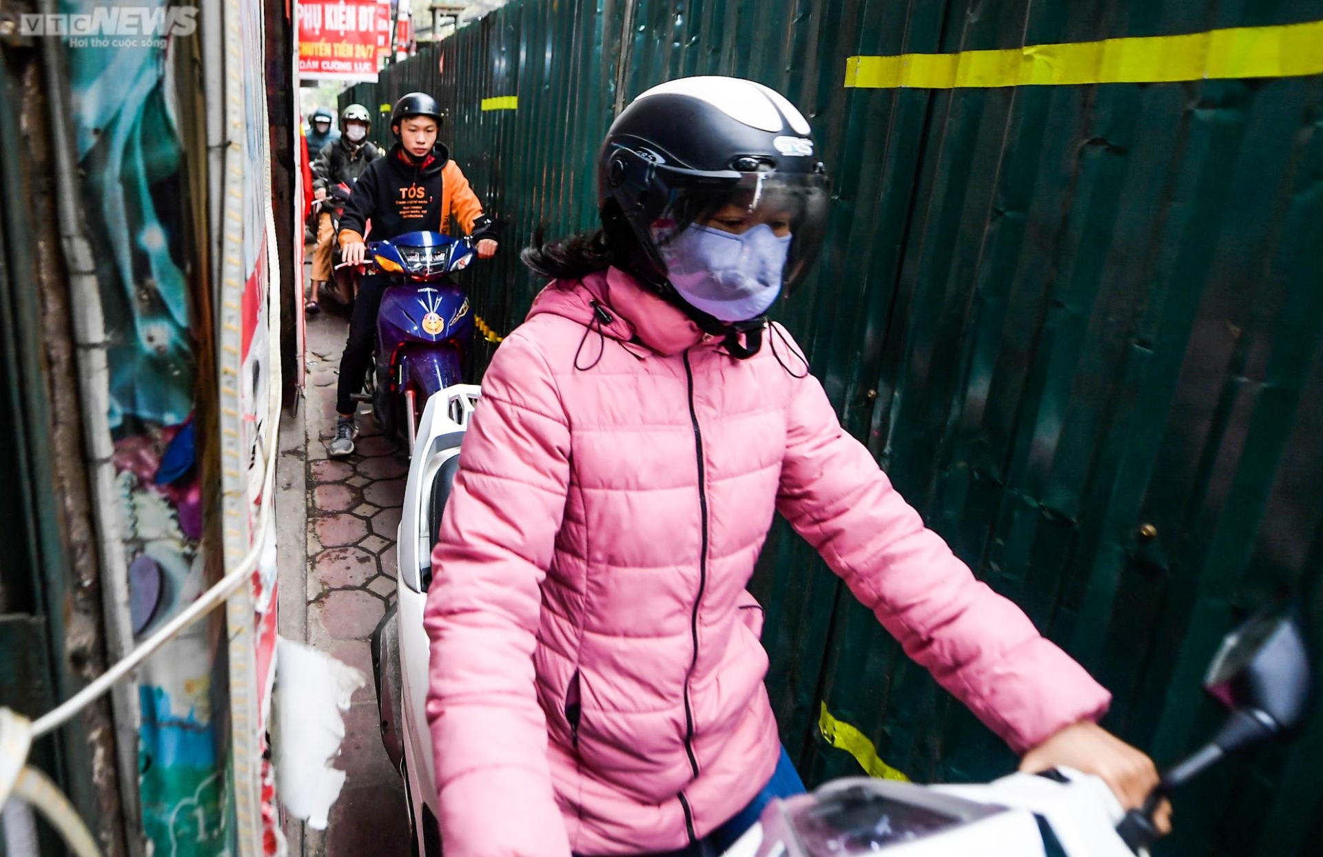 Hà Nội: Người dân chật vật di chuyển trên con đường 'chỉ vừa một xe máy' - Ảnh 5.