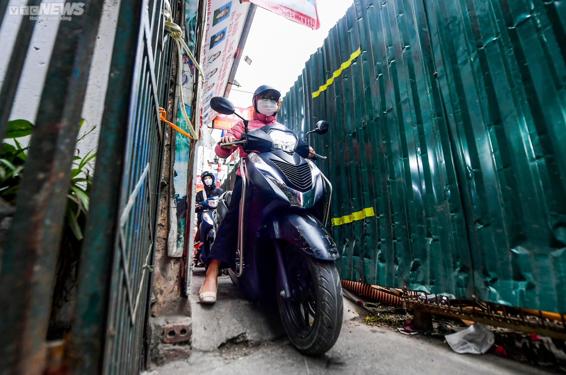 Hà Nội: Người dân chật vật di chuyển trên con đường 'chỉ vừa một xe máy' - Ảnh 9.