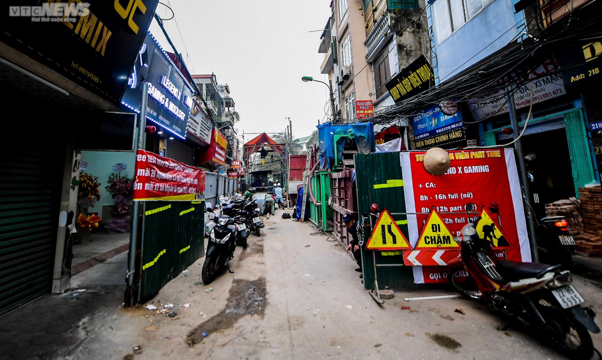 Hà Nội: Người dân chật vật di chuyển trên con đường 'chỉ vừa một xe máy' - Ảnh 4.