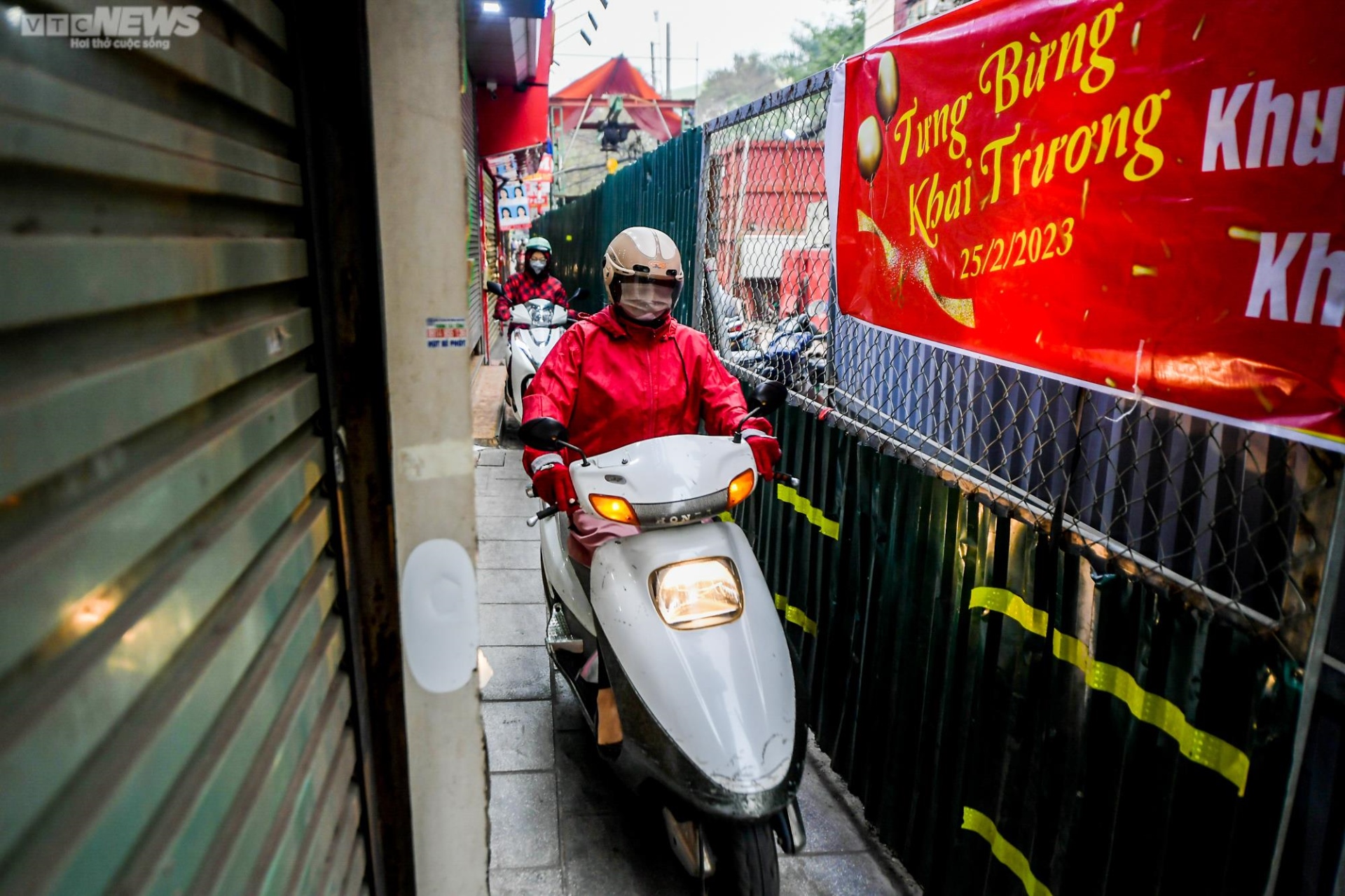 Hà Nội: Người dân chật vật di chuyển trên con đường 'chỉ vừa một xe máy' - Ảnh 13.