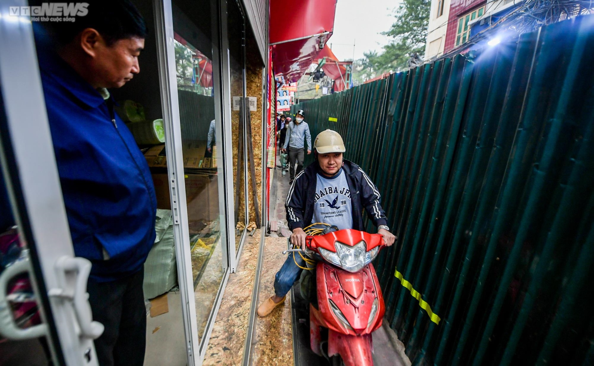 Hà Nội: Người dân chật vật di chuyển trên con đường 'chỉ vừa một xe máy' - Ảnh 6.