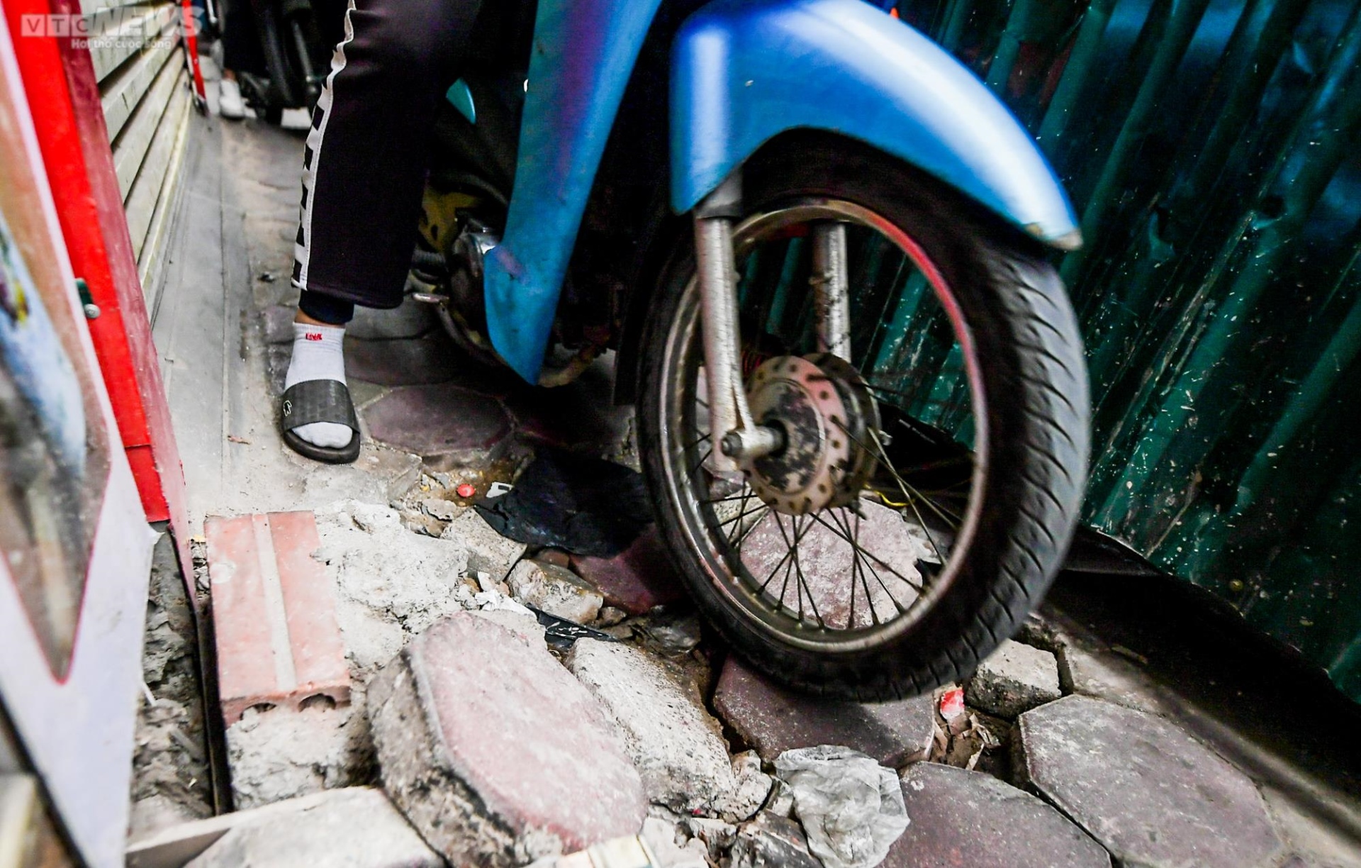 Hà Nội: Người dân chật vật di chuyển trên con đường 'chỉ vừa một xe máy' - Ảnh 7.
