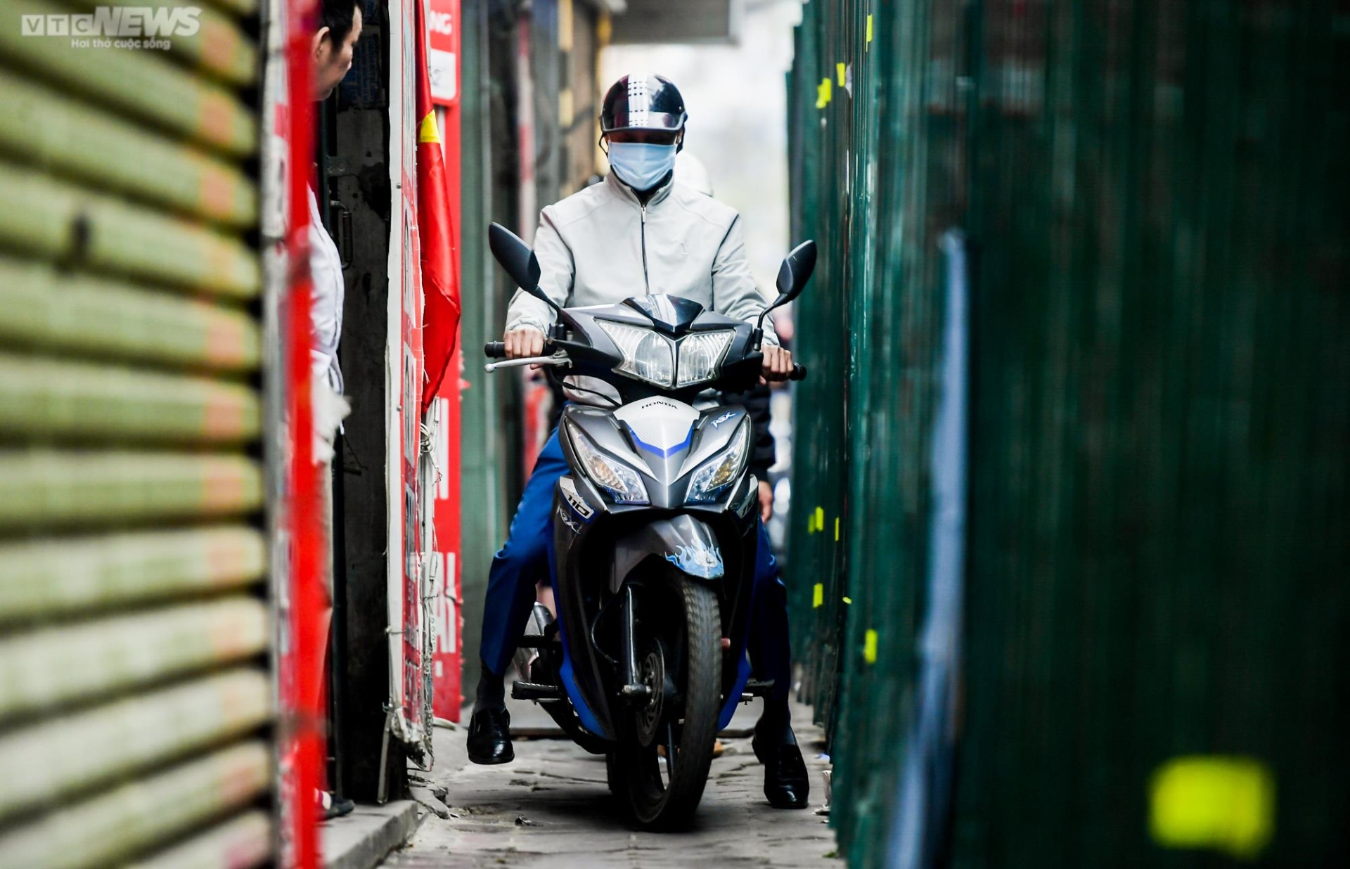 Hà Nội: Người dân chật vật di chuyển trên con đường 'chỉ vừa một xe máy' - Ảnh 10.