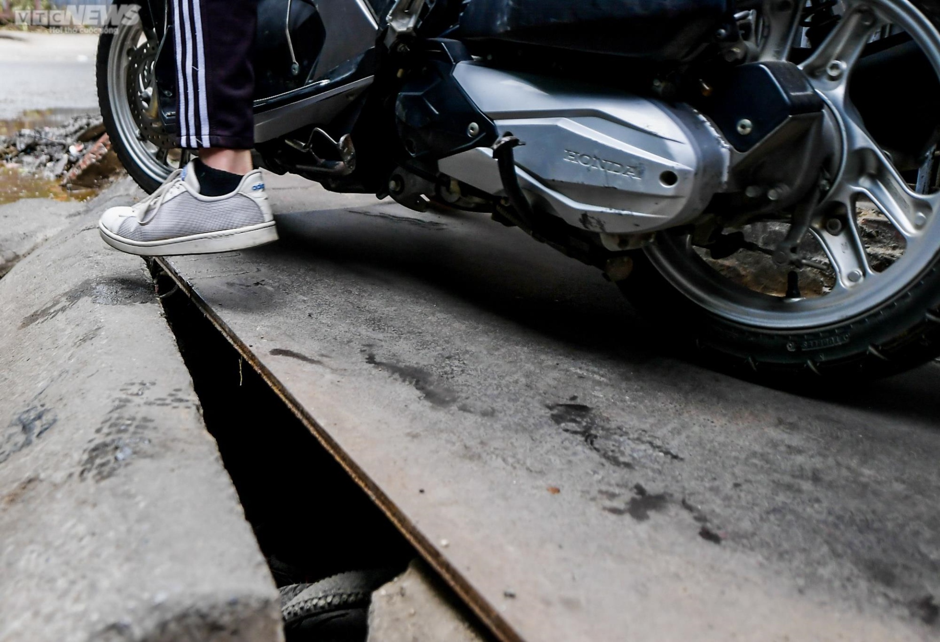 Hà Nội: Người dân chật vật di chuyển trên con đường 'chỉ vừa một xe máy' - Ảnh 8.