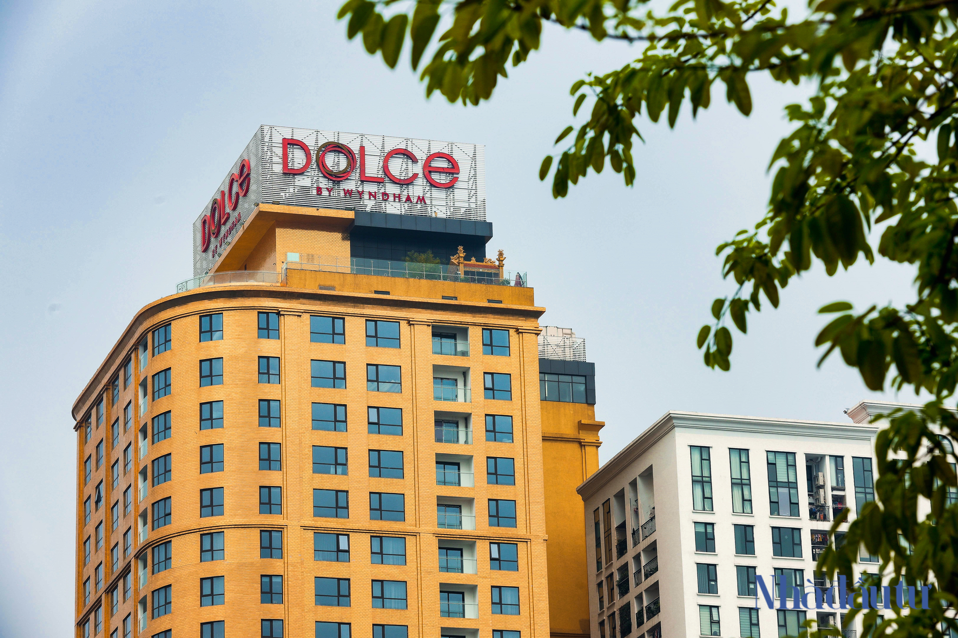 'Nội soi' khách sạn dát vàng ở Hà Nội sắp được bán cho tỉ phú nước ngoài - Ảnh 2.