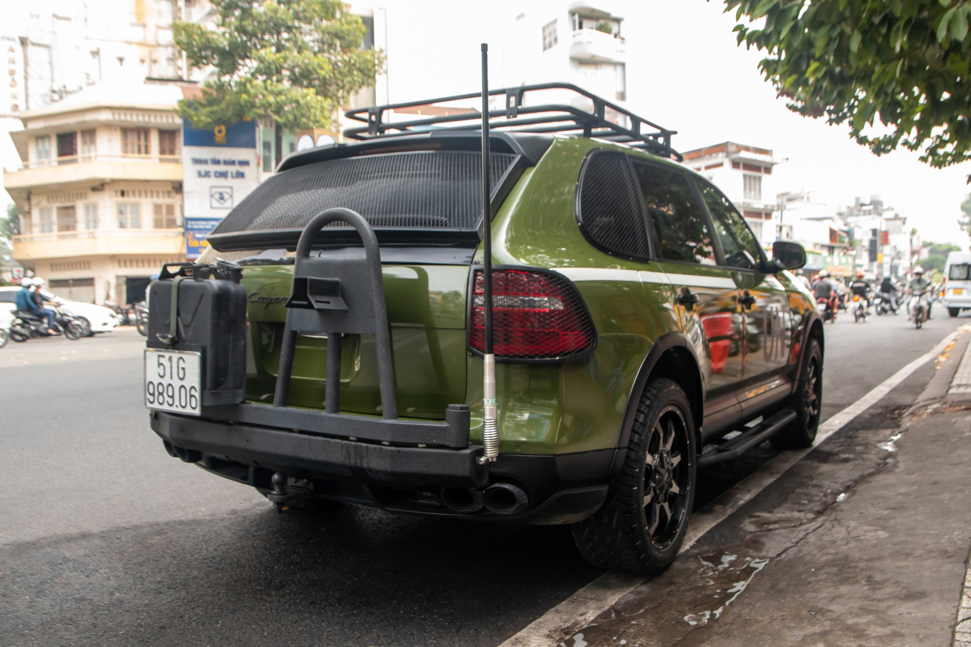 Người có tiền độ xe cũng khác: Ông Đặng Lê Nguyên Vũ mang hẳn Porsche Cayenne đời 2009 đi độ phong cách nhà binh - Ảnh 9.