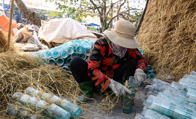 Đi du lịch ở làng làm cốc uống bia hơi - Ảnh 2.