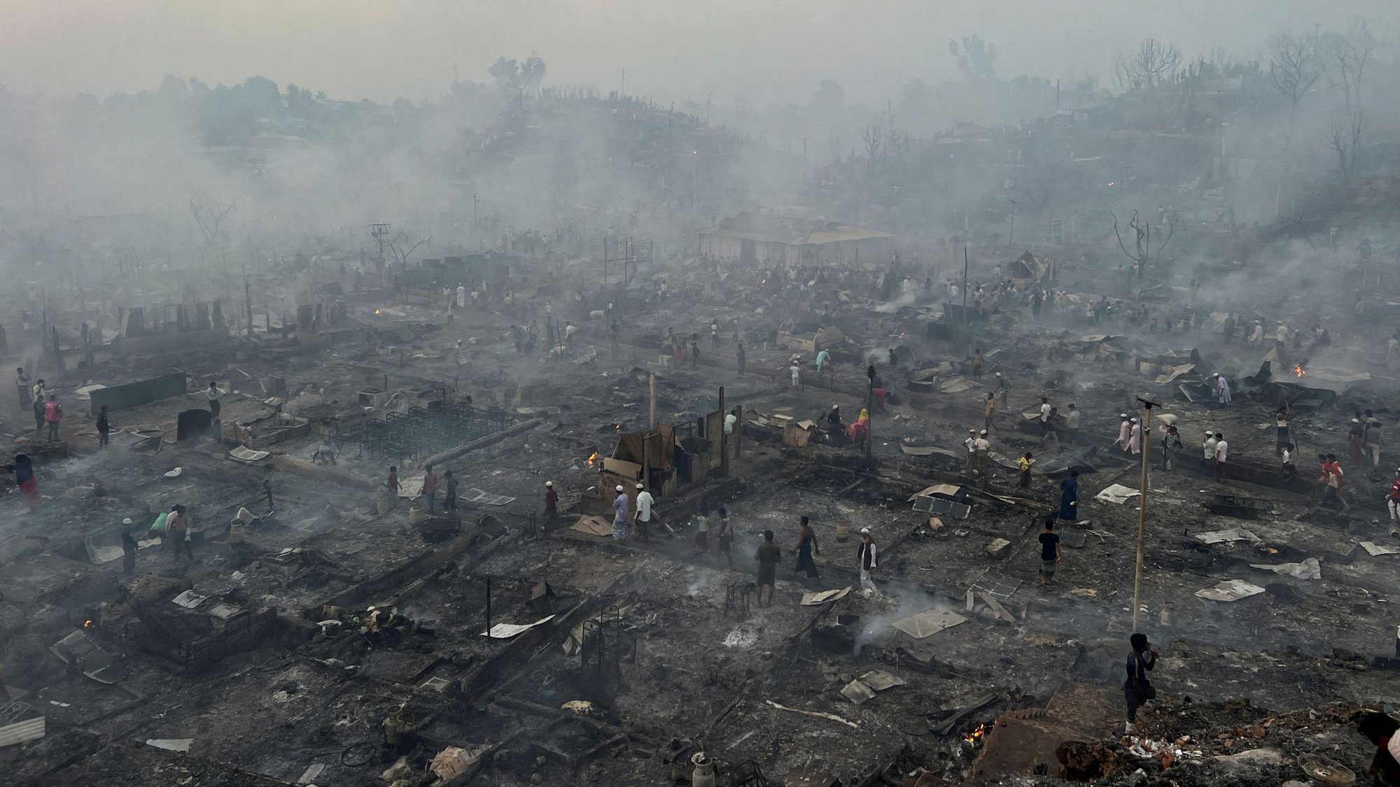 Hàng nghìn người mất nhà cửa sau vụ cháy dữ dội ở trại tị nạn Rohingya Bangladesh - Ảnh 2.